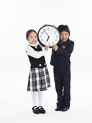 포토 JPG 스튜디오촬영 전신 여자 남자 어린이 시계 포즈 비즈니스 누끼 사람 소녀 소년 두명 친구 한국인 시간 벽시계 어린이만 국내포토 관계 실내 동양인 파일형식