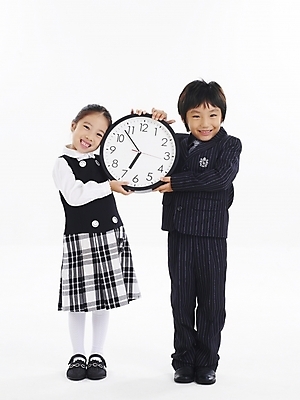 포토 JPG 스튜디오촬영 전신 여자 남자 어린이 시계 포즈 비즈니스 누끼 사람 소녀 소년 두명 친구 한국인 시간 벽시계 어린이만 국내포토 관계 실내 동양인 파일형식