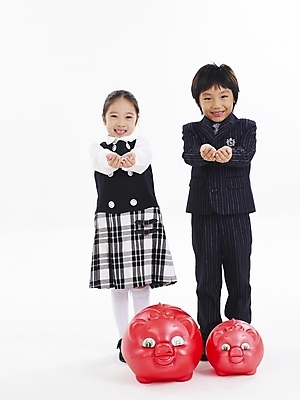 포토 JPG 스튜디오촬영 전신 여자 남자 어린이 포즈 돈 비즈니스 누끼 사람 소녀 소년 두명 금융 경제 친구 동전 저축 한국인 돼지저금통 저금통 절약 어린이경제 어린이만 국내포토 컨셉 관계 실내 동양인 재산 파일형식