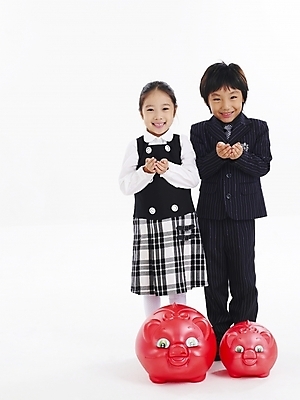 포토 JPG 스튜디오촬영 전신 여자 남자 어린이 포즈 돈 비즈니스 누끼 사람 소녀 소년 두명 금융 경제 친구 동전 저축 한국인 돼지저금통 저금통 절약 어린이경제 어린이만 국내포토 컨셉 관계 실내 동양인 재산 파일형식