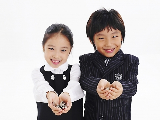 포토 JPG 스튜디오촬영 여자 남자 어린이 포즈 돈 비즈니스 부분 사람 소녀 소년 상반신 두명 금융 경제 친구 동전 한국인 어린이만 국내포토 관계 실내 동양인 재산 파일형식