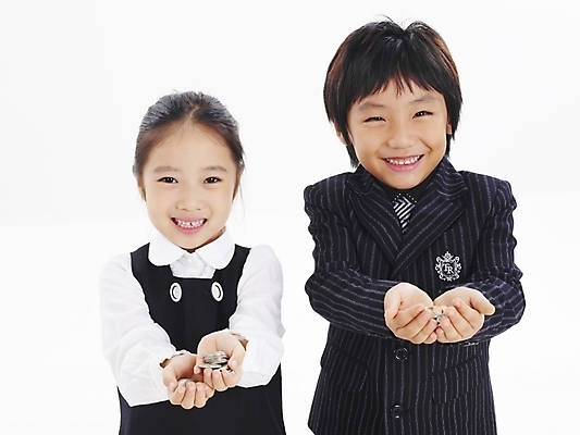 포토 JPG 스튜디오촬영 여자 남자 어린이 포즈 돈 비즈니스 부분 사람 소녀 소년 상반신 두명 금융 경제 친구 동전 한국인 어린이만 국내포토 관계 실내 동양인 재산 파일형식