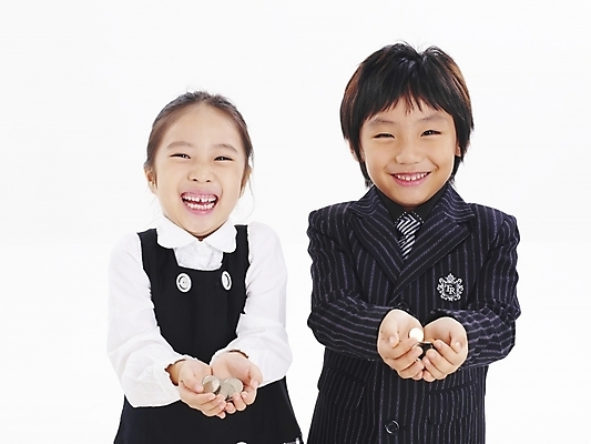 포토 JPG 스튜디오촬영 여자 남자 어린이 포즈 돈 비즈니스 부분 사람 소녀 소년 상반신 두명 금융 경제 친구 동전 한국인 어린이만 국내포토 관계 실내 동양인 재산 파일형식