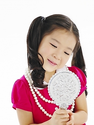 포토 JPG 스튜디오촬영 여자 어린이 포즈 부분 놀이 한명 사람 소녀 상반신 뷰티 거울 한국인 화장용품 흉내 손거울 진주목걸이 여자만 여자한명만 어린이만 소녀만 소녀한명만 국내포토 1 목걸이 모션 실내 동양인 미용용품 진주_보석 파일형식