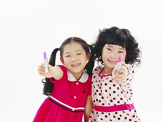 포토 JPG 스튜디오촬영 여자 어린이 포즈 부분 놀이 누끼 사람 소녀 상반신 두명 친구 화장 뷰티 화장품 한국인 립스틱 흉내 립메이크업 여자만 어린이만 소녀만 국내포토 관계 모션 실내 동양인 파일형식