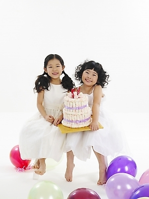 포토 JPG 스튜디오촬영 전신 드레스 여자 어린이 포즈 탁자 사람 소녀 이벤트 두명 파티 케이크 한국인 생일 풍선 여자만 어린이만 소녀만 국내포토 옷 기념일 가구 디저트 실내 동양인 파일형식