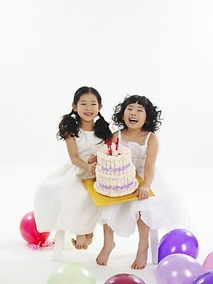 포토 JPG 스튜디오촬영 전신 드레스 여자 어린이 포즈 탁자 사람 소녀 이벤트 두명 파티 케이크 한국인 생일 풍선 여자만 어린이만 소녀만 국내포토 옷 기념일 가구 디저트 실내 동양인 파일형식