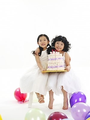 포토 JPG 스튜디오촬영 전신 드레스 여자 어린이 포즈 탁자 사람 소녀 이벤트 두명 파티 케이크 한국인 생일 풍선 여자만 어린이만 소녀만 국내포토 옷 기념일 가구 디저트 실내 동양인 파일형식