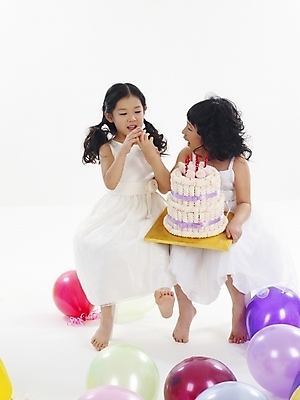 포토 JPG 스튜디오촬영 전신 드레스 여자 어린이 포즈 탁자 사람 소녀 이벤트 두명 파티 케이크 한국인 생일 풍선 여자만 어린이만 소녀만 국내포토 옷 기념일 가구 디저트 실내 동양인 파일형식