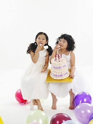 포토 JPG 스튜디오촬영 전신 드레스 여자 어린이 포즈 탁자 사람 소녀 이벤트 두명 파티 케이크 한국인 생일 풍선 여자만 어린이만 소녀만 국내포토 옷 기념일 가구 디저트 실내 동양인 파일형식