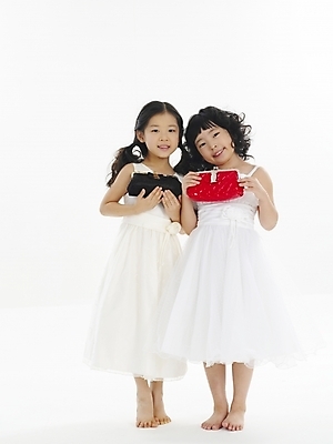 포토 JPG 스튜디오촬영 전신 드레스 여자 어린이 포즈 누끼 사람 소녀 이벤트 두명 한국인 지갑 미니백 여자만 어린이만 소녀만 국내포토 옷 실내 동양인 파일형식