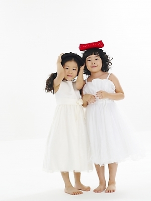 포토 JPG 스튜디오촬영 전신 드레스 여자 어린이 포즈 누끼 사람 소녀 이벤트 두명 한국인 지갑 미니백 여자만 어린이만 소녀만 국내포토 옷 실내 동양인 파일형식