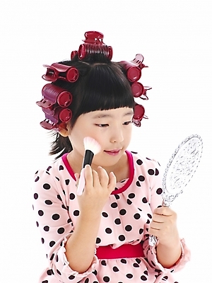 포토 JPG 스튜디오촬영 여자 어린이 포즈 부분 놀이 한명 누끼 사람 소녀 상반신 화장 뷰티 거울 한국인 화장용품 볼터치 흉내 손거울 헤어롤 여자만 여자한명만 어린이만 소녀만 소녀한명만 국내포토 1 모션 실내 동양인 미용용품 파일형식