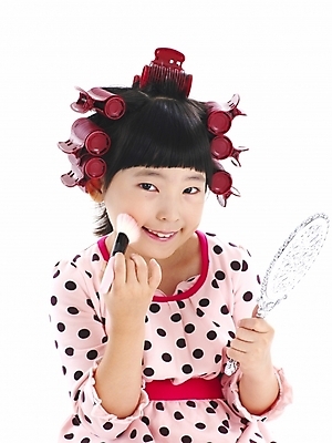 포토 JPG 스튜디오촬영 여자 어린이 포즈 부분 놀이 한명 누끼 사람 소녀 상반신 화장 뷰티 거울 한국인 화장용품 붓 볼터치 흉내 손거울 헤어롤 여자만 여자한명만 어린이만 소녀만 소녀한명만 국내포토 1 모션 실내 동양인 미용용품 파일형식