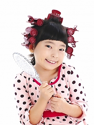 포토 JPG 스튜디오촬영 여자 어린이 포즈 부분 놀이 한명 누끼 사람 소녀 상반신 화장 뷰티 거울 한국인 화장용품 흉내 손거울 헤어롤 여자만 여자한명만 어린이만 소녀만 소녀한명만 국내포토 1 모션 실내 동양인 미용용품 파일형식