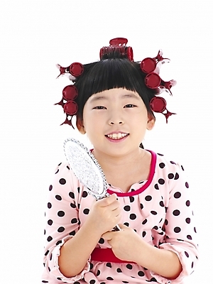 포토 JPG 스튜디오촬영 여자 어린이 포즈 부분 놀이 한명 누끼 사람 소녀 상반신 화장 뷰티 거울 한국인 화장용품 흉내 손거울 헤어롤 여자만 여자한명만 어린이만 소녀만 소녀한명만 국내포토 1 모션 실내 동양인 미용용품 파일형식