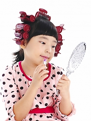 포토 JPG 스튜디오촬영 여자 어린이 포즈 부분 놀이 한명 누끼 사람 소녀 상반신 화장 뷰티 화장품 거울 한국인 립스틱 화장용품 흉내 손거울 헤어롤 여자만 여자한명만 어린이만 소녀만 소녀한명만 국내포토 1 모션 실내 동양인 미용용품 파일형식