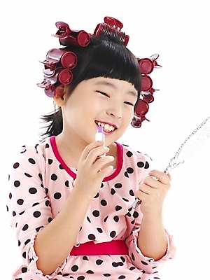 포토 JPG 스튜디오촬영 여자 어린이 포즈 부분 놀이 한명 누끼 사람 소녀 상반신 화장 뷰티 화장품 거울 한국인 립스틱 화장용품 흉내 손거울 헤어롤 여자만 여자한명만 어린이만 소녀만 소녀한명만 국내포토 1 모션 실내 동양인 미용용품 파일형식