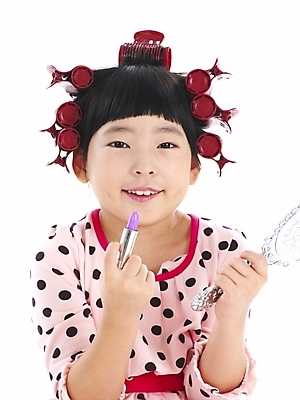 포토 JPG 스튜디오촬영 여자 어린이 포즈 부분 놀이 한명 누끼 사람 소녀 상반신 화장 뷰티 화장품 거울 한국인 립스틱 화장용품 흉내 손거울 헤어롤 여자만 여자한명만 어린이만 소녀만 소녀한명만 국내포토 1 모션 실내 동양인 미용용품 파일형식