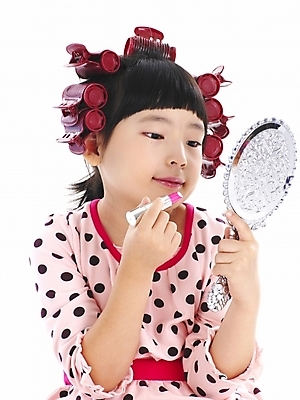 포토 JPG 스튜디오촬영 여자 어린이 포즈 부분 놀이 한명 누끼 사람 소녀 상반신 화장 뷰티 화장품 거울 한국인 립스틱 화장용품 흉내 손거울 헤어롤 립메이크업 여자만 여자한명만 어린이만 소녀만 소녀한명만 국내포토 1 모션 실내 동양인 미용용품 파일형식