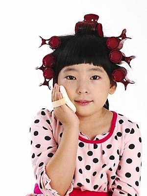 포토 JPG 스튜디오촬영 여자 어린이 포즈 부분 놀이 한명 누끼 사람 소녀 상반신 화장 뷰티 한국인 화장용품 흉내 파우더 헤어롤 여자만 여자한명만 어린이만 소녀만 소녀한명만 국내포토 1 모션 실내 동양인 미용용품 파일형식