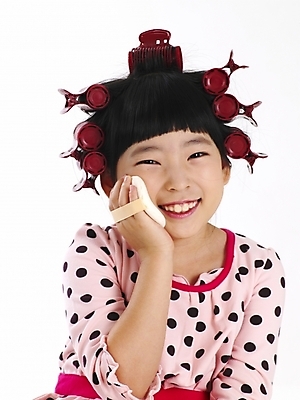 포토 JPG 스튜디오촬영 여자 어린이 포즈 부분 놀이 한명 누끼 사람 소녀 상반신 화장 뷰티 한국인 화장용품 흉내 파우더 헤어롤 여자만 여자한명만 어린이만 소녀만 소녀한명만 국내포토 1 모션 실내 동양인 미용용품 파일형식