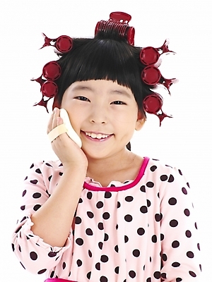 포토 JPG 스튜디오촬영 여자 어린이 포즈 부분 놀이 한명 누끼 사람 소녀 상반신 화장 뷰티 한국인 화장용품 흉내 파우더 헤어롤 여자만 여자한명만 어린이만 소녀만 소녀한명만 국내포토 1 모션 실내 동양인 미용용품 파일형식