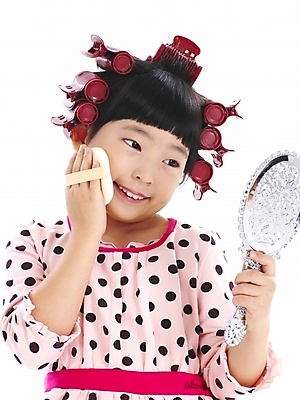 포토 JPG 스튜디오촬영 여자 어린이 포즈 부분 놀이 한명 누끼 사람 소녀 상반신 화장 뷰티 거울 한국인 화장용품 흉내 손거울 파우더 헤어롤 여자만 여자한명만 어린이만 소녀만 소녀한명만 국내포토 1 모션 실내 동양인 미용용품 파일형식