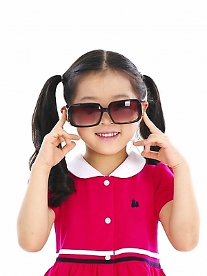 포토 JPG 스튜디오촬영 여자 어린이 포즈 부분 놀이 한명 누끼 사람 소녀 상반신 선글라스 뷰티 한국인 흉내 여자만 여자한명만 어린이만 소녀만 소녀한명만 국내포토 1 안경 모션 실내 동양인 파일형식