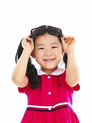 포토 JPG 스튜디오촬영 여자 어린이 포즈 부분 놀이 한명 누끼 사람 소녀 상반신 선글라스 뷰티 한국인 흉내 여자만 여자한명만 어린이만 소녀만 소녀한명만 국내포토 1 안경 모션 실내 동양인 파일형식