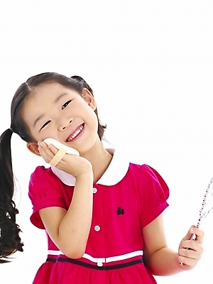 포토 JPG 스튜디오촬영 여자 어린이 포즈 부분 놀이 한명 누끼 사람 소녀 상반신 화장 뷰티 거울 한국인 흉내 손거울 파우더 여자만 여자한명만 어린이만 소녀만 소녀한명만 국내포토 1 모션 실내 동양인 파일형식