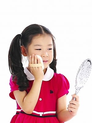 포토 JPG 스튜디오촬영 여자 어린이 포즈 부분 놀이 한명 누끼 사람 소녀 상반신 화장 뷰티 거울 한국인 화장용품 흉내 손거울 파우더 여자만 여자한명만 어린이만 소녀만 소녀한명만 국내포토 1 모션 실내 동양인 미용용품 파일형식