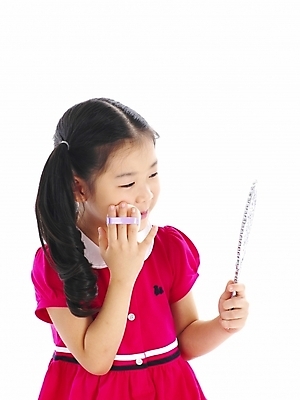 포토 JPG 스튜디오촬영 여자 어린이 포즈 부분 놀이 한명 누끼 사람 소녀 상반신 화장 뷰티 거울 한국인 화장용품 흉내 손거울 파우더 여자만 여자한명만 어린이만 소녀만 소녀한명만 국내포토 1 모션 실내 동양인 미용용품 파일형식