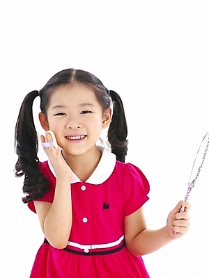 포토 JPG 스튜디오촬영 여자 어린이 포즈 부분 놀이 한명 누끼 사람 소녀 상반신 화장 뷰티 거울 한국인 화장용품 흉내 손거울 파우더 여자만 여자한명만 어린이만 소녀만 소녀한명만 국내포토 1 모션 실내 동양인 미용용품 파일형식