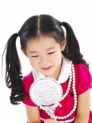 포토 JPG 스튜디오촬영 여자 어린이 포즈 부분 놀이 한명 사람 소녀 상반신 화장 뷰티 거울 한국인 흉내 손거울 진주목걸이 여자만 여자한명만 어린이만 소녀만 소녀한명만 국내포토 1 목걸이 모션 실내 동양인 진주_보석 파일형식