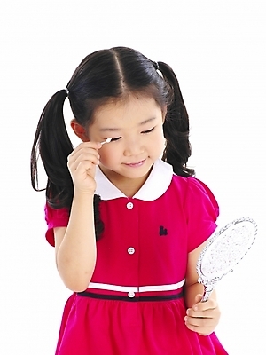 포토 JPG 스튜디오촬영 여자 어린이 포즈 부분 놀이 한명 누끼 사람 소녀 상반신 화장 뷰티 거울 한국인 화장용품 흉내 손거울 눈화장 아이섀도 여자만 여자한명만 어린이만 소녀만 소녀한명만 국내포토 1 모션 실내 동양인 화장품 미용용품 파일형식