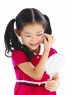 포토 JPG 스튜디오촬영 여자 어린이 포즈 부분 놀이 한명 누끼 사람 소녀 상반신 화장 뷰티 한국인 화장용품 흉내 손거울 눈화장 아이섀도 여자만 여자한명만 어린이만 소녀만 소녀한명만 국내포토 1 모션 실내 동양인 화장품 거울 미용용품 파일형식