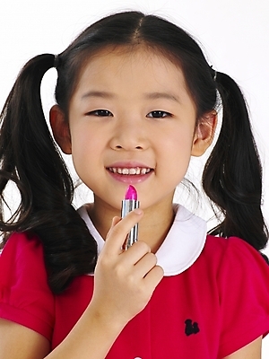 포토 JPG 스튜디오촬영 여자 어린이 포즈 부분 놀이 한명 사람 소녀 상반신 화장 뷰티 화장품 한국인 립스틱 흉내 여자만 여자한명만 어린이만 소녀만 소녀한명만 국내포토 1 모션 실내 동양인 파일형식