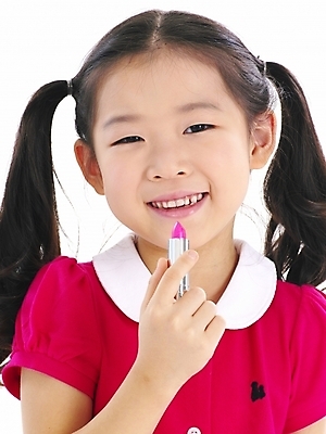 포토 JPG 스튜디오촬영 여자 어린이 포즈 부분 놀이 한명 사람 소녀 상반신 화장 뷰티 화장품 한국인 립스틱 흉내 여자만 여자한명만 어린이만 소녀만 소녀한명만 국내포토 1 모션 실내 동양인 파일형식