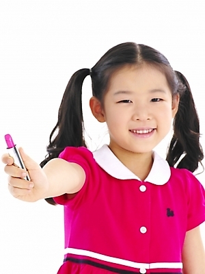 포토 JPG 스튜디오촬영 여자 어린이 포즈 부분 놀이 한명 사람 소녀 상반신 화장 뷰티 화장품 한국인 립스틱 흉내 여자만 여자한명만 어린이만 소녀만 소녀한명만 국내포토 1 모션 실내 동양인 파일형식