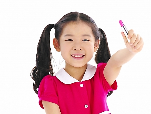 포토 JPG 스튜디오촬영 여자 어린이 포즈 부분 놀이 한명 누끼 사람 소녀 상반신 화장 뷰티 화장품 한국인 립스틱 흉내 여자만 여자한명만 어린이만 소녀만 소녀한명만 국내포토 1 모션 실내 동양인 파일형식