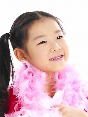 포토 JPG 스튜디오촬영 여자 어린이 포즈 부분 한명 웃음 사람 소녀 이벤트 근접촬영 상반신 장식 한국인 깃털 여자만 여자한명만 어린이만 소녀만 소녀한명만 국내포토 1 뷰포인트 실내 표정 동양인 파일형식