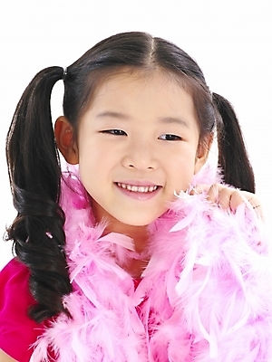 포토 JPG 스튜디오촬영 여자 어린이 포즈 부분 한명 웃음 사람 소녀 이벤트 근접촬영 상반신 장식 한국인 깃털 여자만 여자한명만 어린이만 소녀만 소녀한명만 국내포토 1 뷰포인트 실내 표정 동양인 파일형식