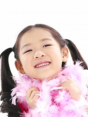 포토 JPG 스튜디오촬영 여자 어린이 포즈 부분 한명 웃음 사람 소녀 이벤트 근접촬영 상반신 장식 한국인 깃털 여자만 여자한명만 어린이만 소녀만 소녀한명만 국내포토 1 뷰포인트 실내 표정 동양인 파일형식