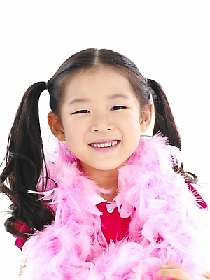 포토 JPG 스튜디오촬영 여자 어린이 포즈 부분 한명 웃음 사람 소녀 이벤트 근접촬영 상반신 장식 한국인 깃털 여자만 여자한명만 어린이만 소녀만 소녀한명만 국내포토 1 뷰포인트 실내 표정 동양인 파일형식