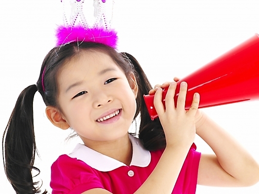 포토 JPG 스튜디오촬영 전신 여자 어린이 포즈 부분 모션 왕관 안내 한명 사람 소녀 이벤트 상반신 확성기 한국인 알림 여자만 여자한명만 어린이만 소녀만 소녀한명만 국내포토 1 실내 동양인 파일형식