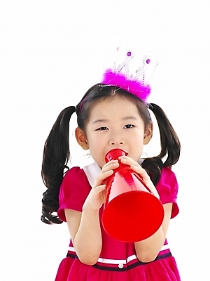 포토 JPG 스튜디오촬영 전신 여자 어린이 포즈 부분 모션 왕관 안내 한명 사람 소녀 이벤트 상반신 확성기 한국인 알림 여자만 여자한명만 어린이만 소녀만 소녀한명만 국내포토 1 실내 동양인 파일형식