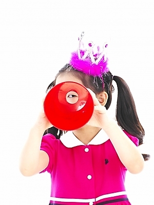 포토 JPG 스튜디오촬영 전신 여자 어린이 포즈 부분 모션 왕관 안내 한명 사람 소녀 이벤트 상반신 확성기 한국인 알림 여자만 여자한명만 어린이만 소녀만 소녀한명만 국내포토 1 실내 동양인 파일형식