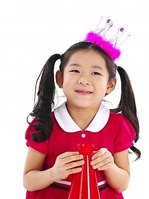 포토 JPG 스튜디오촬영 전신 여자 어린이 포즈 부분 모션 왕관 안내 한명 사람 소녀 이벤트 상반신 확성기 한국인 알림 여자만 여자한명만 어린이만 소녀만 소녀한명만 국내포토 1 실내 동양인 파일형식