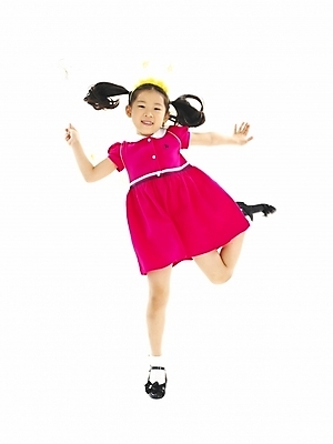 포토 JPG 스튜디오촬영 전신 여자 어린이 포즈 모션 한명 누끼 사람 소녀 이벤트 장난감 달리기 파티 한국인 마술봉 요술봉 여자만 여자한명만 어린이만 소녀만 소녀한명만 국내포토 1 실내 동양인 마술도구 파일형식